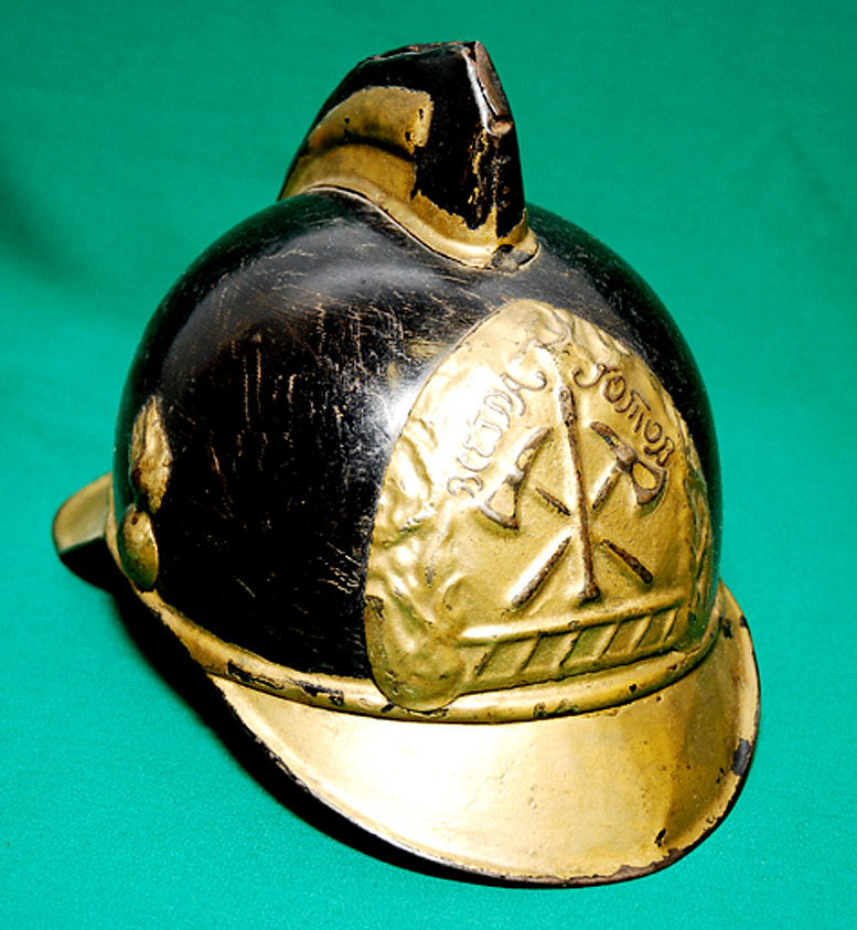 Пожарная каска. Каска брандмейстера в 1923. Пожарная каска Царская Россия 1907. Пожарная каска брандмейстера. Пожарная каска 1923 года брандмейстера.